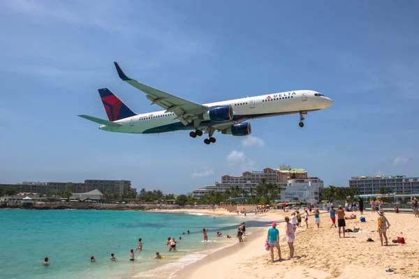 Boeing 757 Delta Airlines landing on Saint Martin Airport — Stock Photo, Image