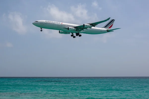 Airbus a340 air France landet auf dem flughafen saint martin — Stockfoto