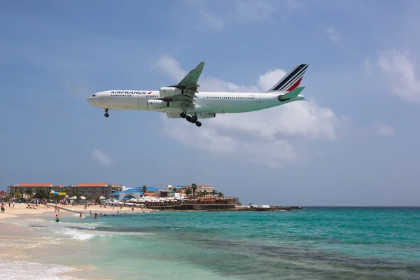 Airbus A340 Air France Saint Martin Havaalanı'na iniş — Stok fotoğraf