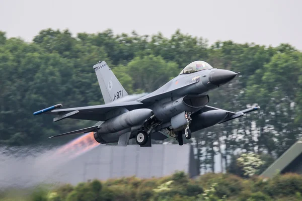 F-16 Fighter Falcon в воздухе — стоковое фото