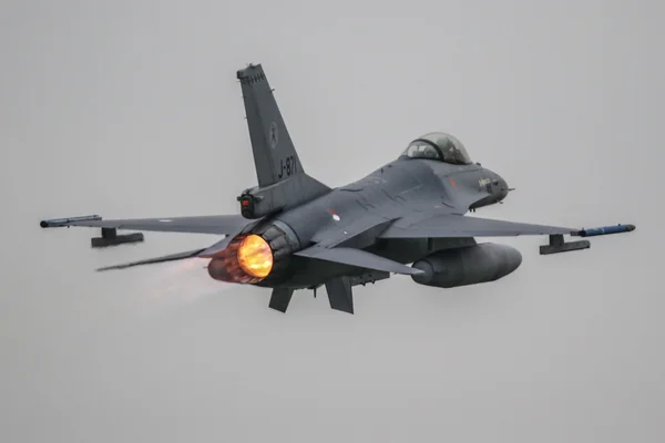 F-16 Lutte contre le faucon à Leuwardeen — Photo