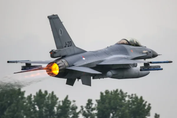 F-16 Lucha contra el halcón en Leuwardeen — Foto de Stock