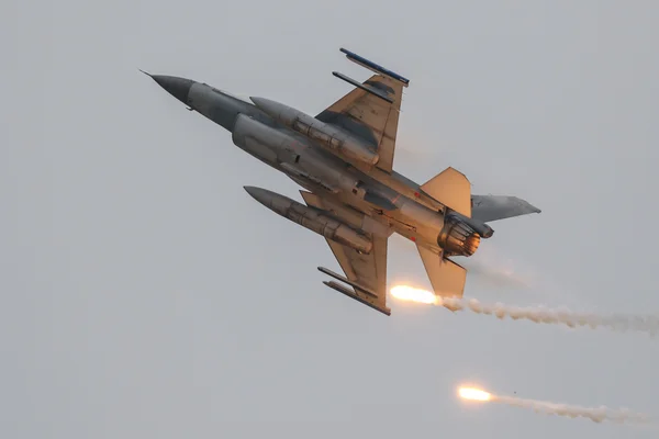 F-16 Falcão de combate em Leuwardeen — Fotografia de Stock