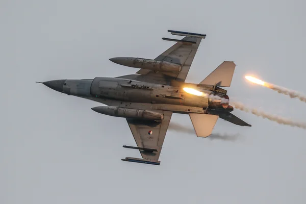 F-16 Falcão de combate em Leuwardeen — Fotografia de Stock