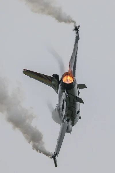 Belgijskiego f-16 Demo zespołu w Leuwardeen — Zdjęcie stockowe