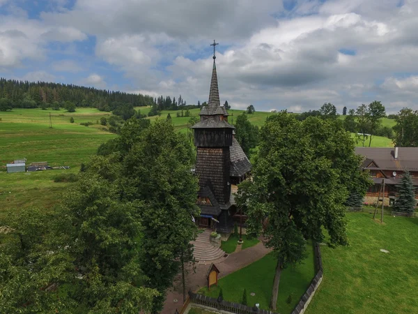 Dřevěný kostel v okolí Dzianisza pod — Stock fotografie