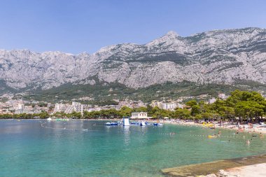 Makarska, Hırvatistan - 10.07.2021 Makarska Hırvatistan 'ın Makarska kentinde 10.07.2021 plajlı ünlü bir tatil kentidir.