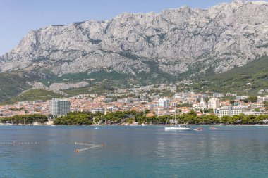 Makarska, Hırvatistan - 10.07.2021 Makarska Hırvatistan 'ın Makarska kentinde 10.07.2021 plajlı ünlü bir tatil kentidir.