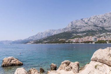 Makarska, Hırvatistan - 10.07.2021 Makarska Hırvatistan 'ın Makarska kentinde 10.07.2021 plajlı ünlü bir tatil kentidir.