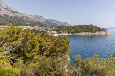 Makarska, Hırvatistan - 10.07.2021 Makarska Hırvatistan 'ın Makarska kentinde 10.07.2021 plajlı ünlü bir tatil kentidir.