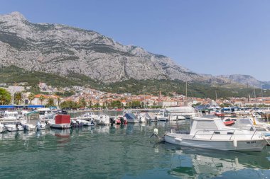 Makarska, Hırvatistan - 10.07.2021 Makarska Hırvatistan 'ın Makarska kentinde 10.07.2021 plajlı ünlü bir tatil kentidir.