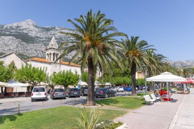 Makarska, Hırvatistan - 10.07.2021 Makarska Hırvatistan 'ın Makarska kentinde 10.07.2021 plajlı ünlü bir tatil kentidir.