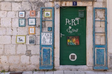 Makarska, Hırvatistan - 10.07.2021 Makarska Hırvatistan 'ın Makarska kentinde 10.07.2021 plajlı ünlü bir tatil kentidir.