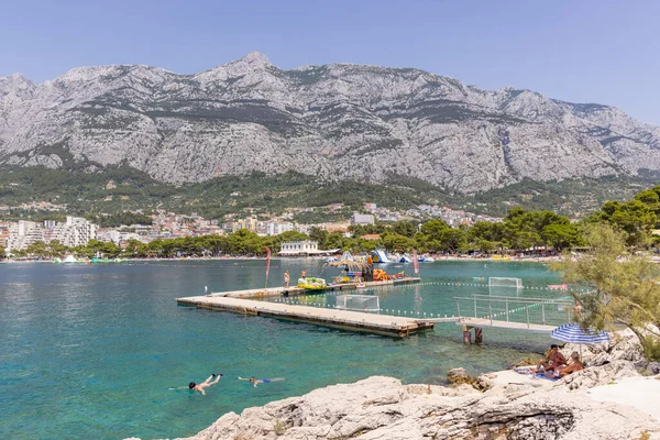Makarska, Hırvatistan - 10.07.2021 Makarska Hırvatistan 'ın Makarska kentinde 10.07.2021 plajlı ünlü bir tatil kentidir.