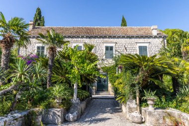 Botanik Bahçesi Trsteno 'da video yapımlarıyla ünlüdür.