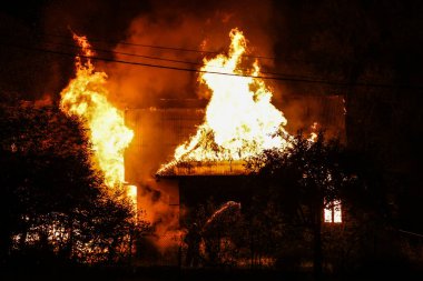Banska Nizna, Polska - 22.07.2021 Tahta ev ve ahır yangını 22.07.2021 Polonya 'nın Banska Nizna kentinde