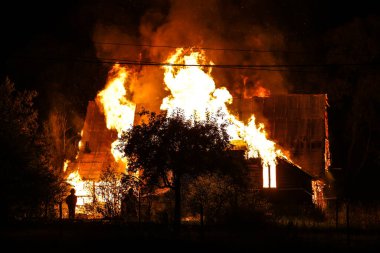 Banska Nizna, Polska - 22.07.2021 Tahta ev ve ahır yangını 22.07.2021 Polonya 'nın Banska Nizna kentinde