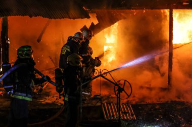 Banska Nizna, Polska - 22.07.2021 Polonya 'nın Banska Nizna kentinde 22.07.2021 sayılı yangın sırasında itfaiye teşkilatı görev başında.