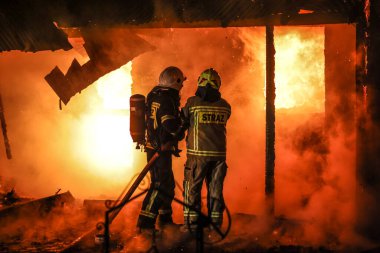 Banska Nizna, Polska - 22.07.2021 Polonya 'nın Banska Nizna kentinde 22.07.2021 sayılı yangın sırasında itfaiye teşkilatı görev başında.