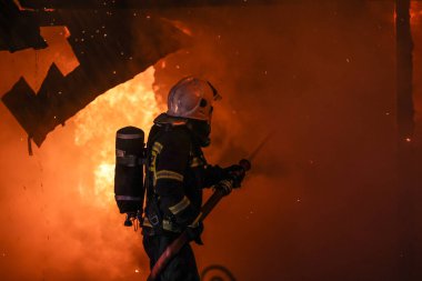 Banska Nizna, Polska - 22.07.2021 Polonya 'nın Banska Nizna kentinde 22.07.2021 sayılı yangın sırasında itfaiye teşkilatı görev başında.