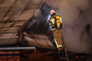 Banska Nizna, Polska - 22.07.2021 Polonya 'nın Banska Nizna kentinde 22.07.2021 sayılı yangın sırasında itfaiye teşkilatı görev başında.