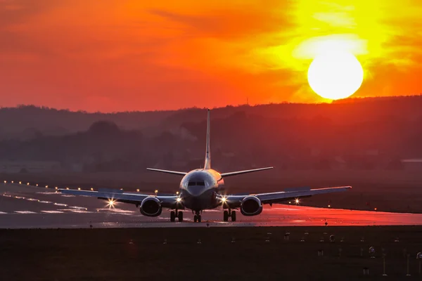 Vliegtuig tijdens zonsondergang — Stockfoto