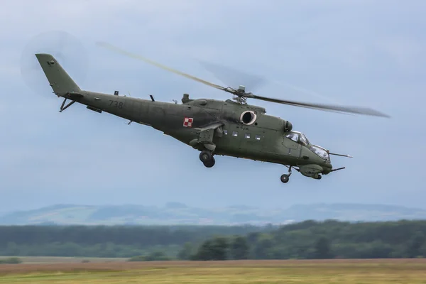 Mi-24 hind i nowy targ — Stockfoto