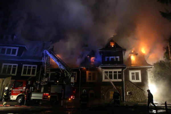 Haus in Flammen — Stockfoto