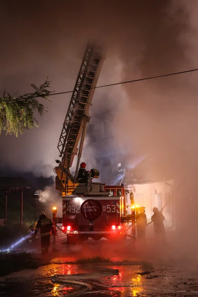 Casa en llamas — Foto de Stock