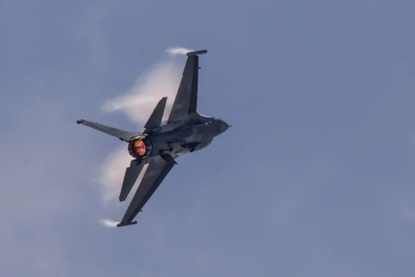 F-16 fighting falcon — Stockfoto