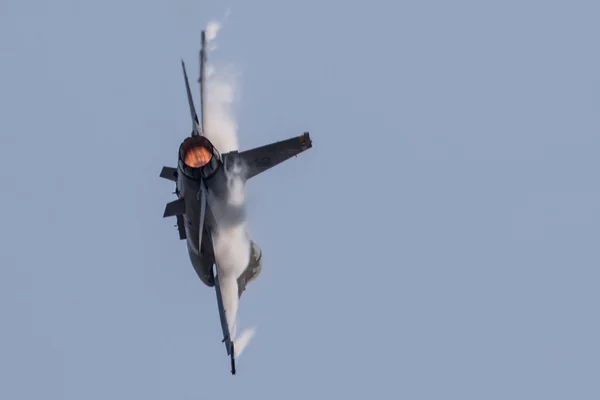 F-16 Savaşan Şahin — Stok fotoğraf