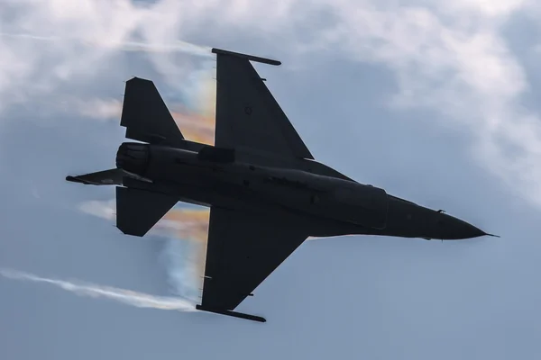 F-16 Fireing Falcon — стоковое фото