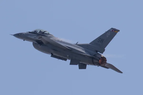 F-16 后起飞 — 图库照片