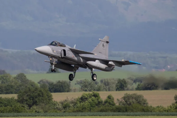 Jas-30 Gripen is landing — Stock Photo, Image