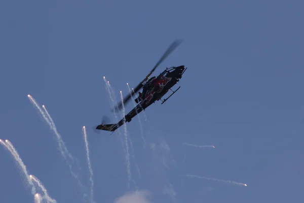 Hélicoptère Cobra pendant la course aérienne à Budapest — Photo