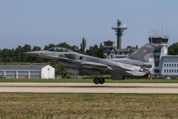 F-16 Falcon van de Figting van de Poolse luchtmacht. — Stockfoto