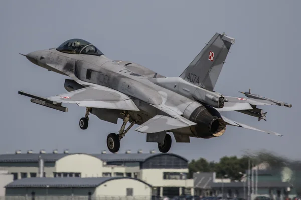 F-16 Falcon van de Figting van de Poolse luchtmacht. — Stockfoto