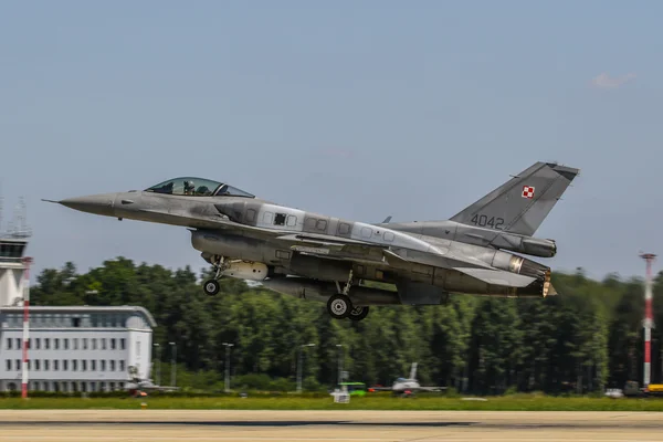 F-16 figting falcon der polnischen Luftwaffe — Stockfoto