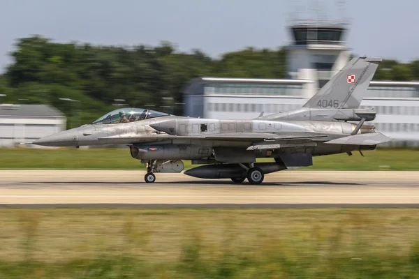 F-16 Falcon van de Figting van de Poolse luchtmacht. — Stockfoto