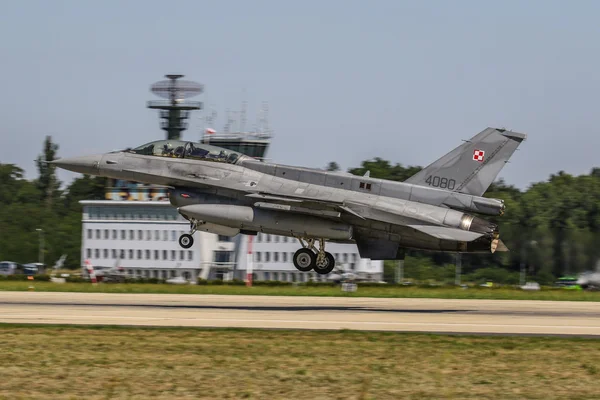 F-16 Falcon van de Figting van de Poolse luchtmacht. — Stockfoto