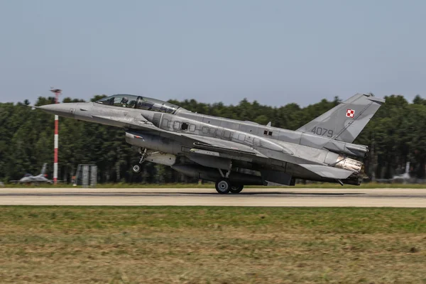 F-16 Falcon van de Figting van de Poolse luchtmacht. — Stockfoto