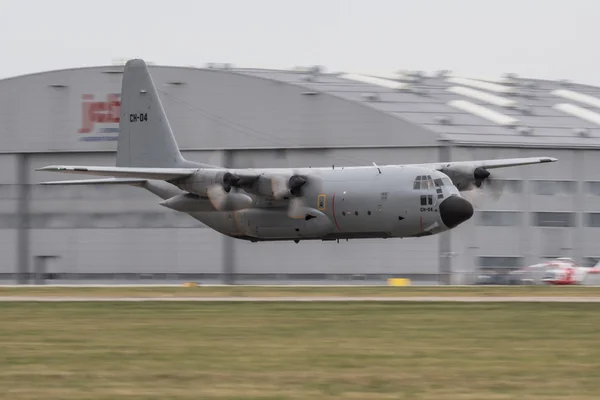 C-130 Hercules low pass — 스톡 사진