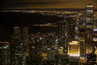 Şehir merkezinde gece Chicago'da