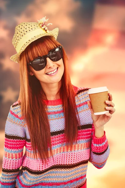 Hipster kvinna med en kopp — Stockfoto