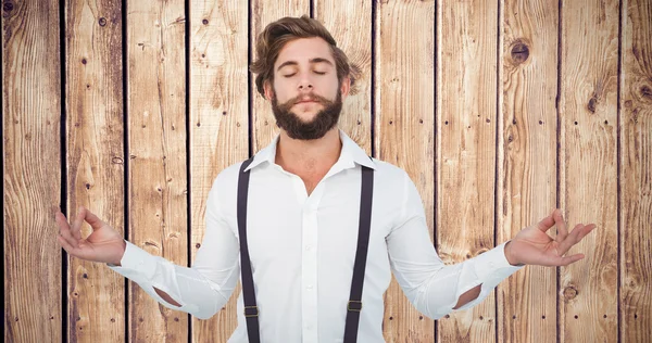 Hipster meditando braços estendidos — Fotografia de Stock