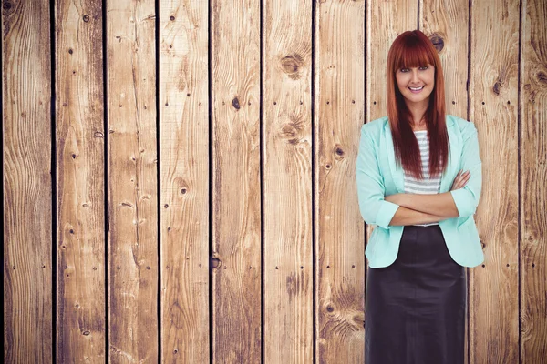 Hipster donna con le braccia incrociate — Foto Stock