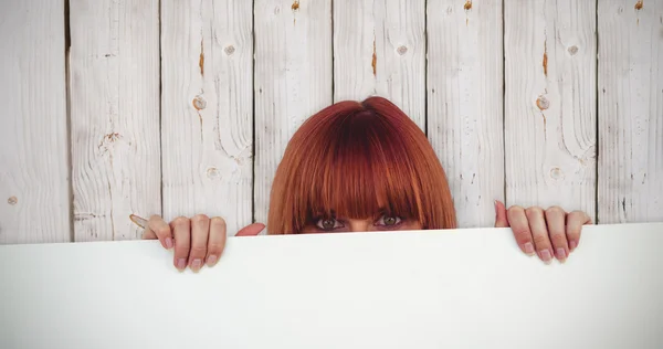 Frau hinter einer großen weißen Karte — Stockfoto