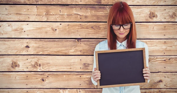 Hipster donna in possesso di lavagna — Foto Stock