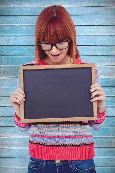 Mujer hipster sosteniendo pizarra — Foto de Stock