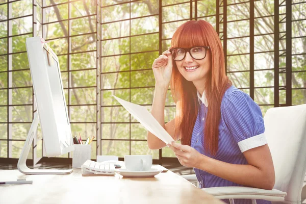 Hipster donna con documento — Foto Stock